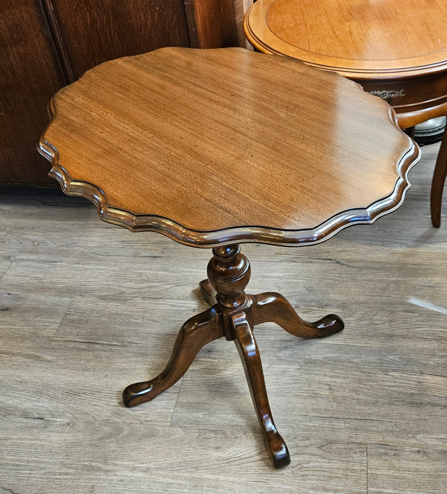 Oval tilt-top side table