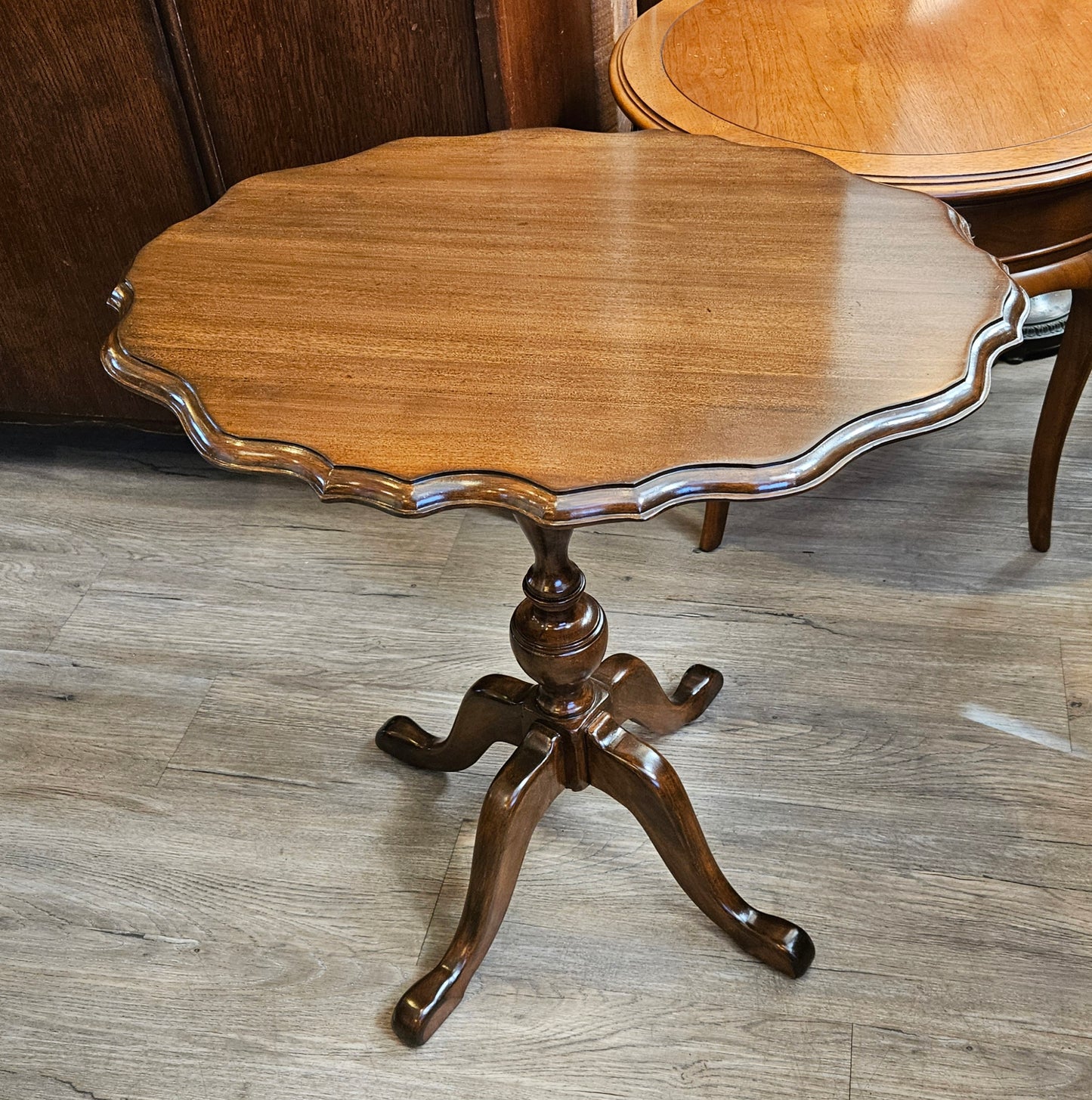 Oval tilt-top side table