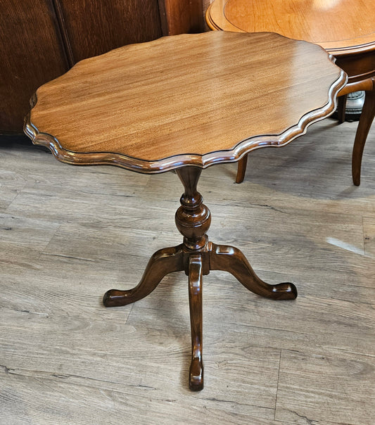 Oval tilt-top side table