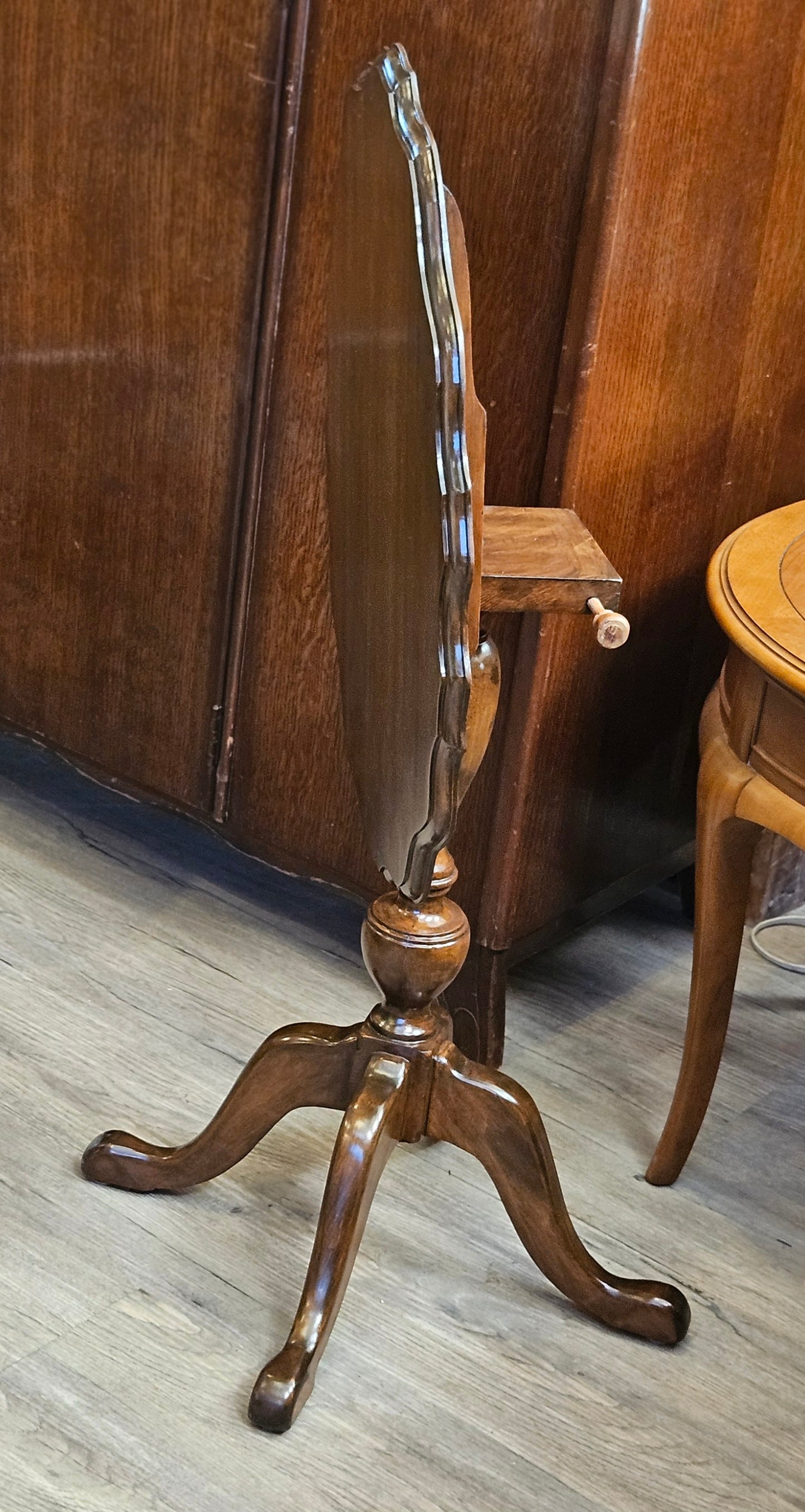 Oval tilt-top side table