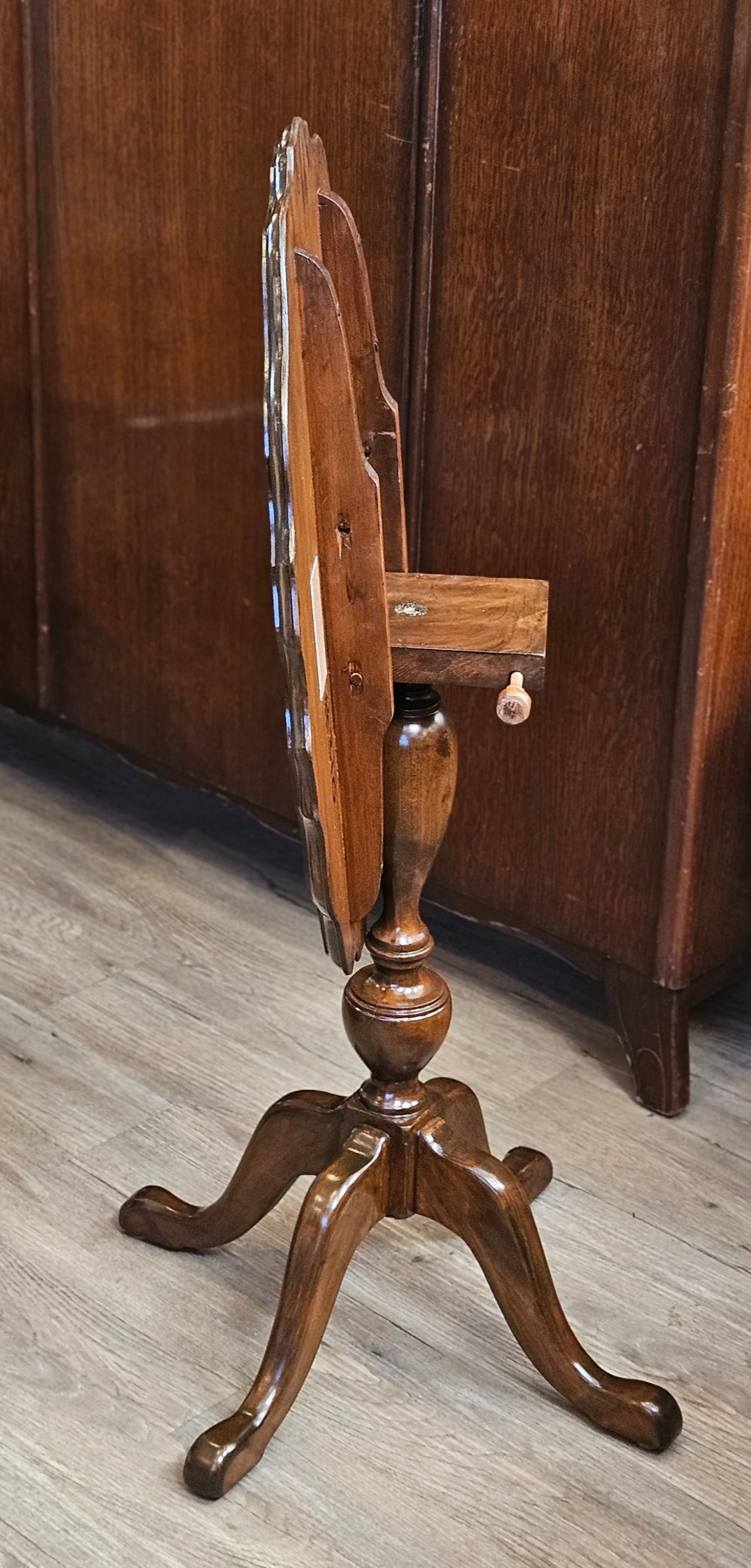 Oval tilt-top side table