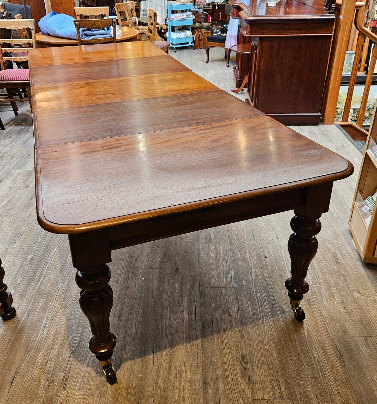 Victorian mahogany dining table with 3 leaves, 6 chairs