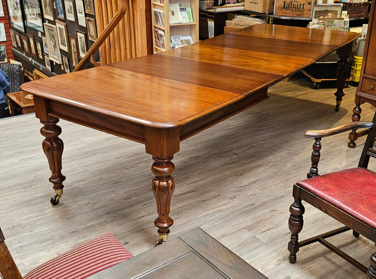 Victorian mahogany dining table with 3 leaves, 6 chairs