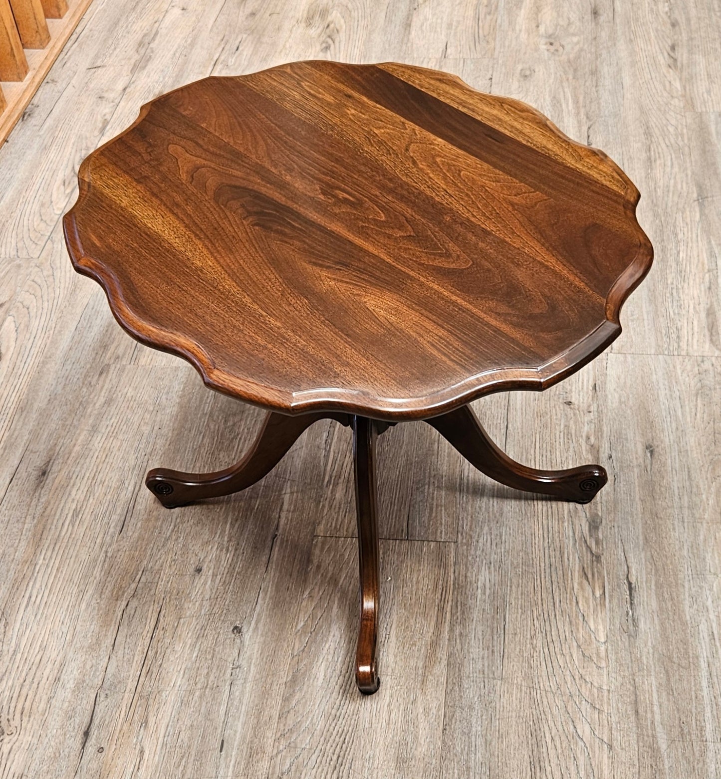 Oval scalloped coffee table, 4 legs