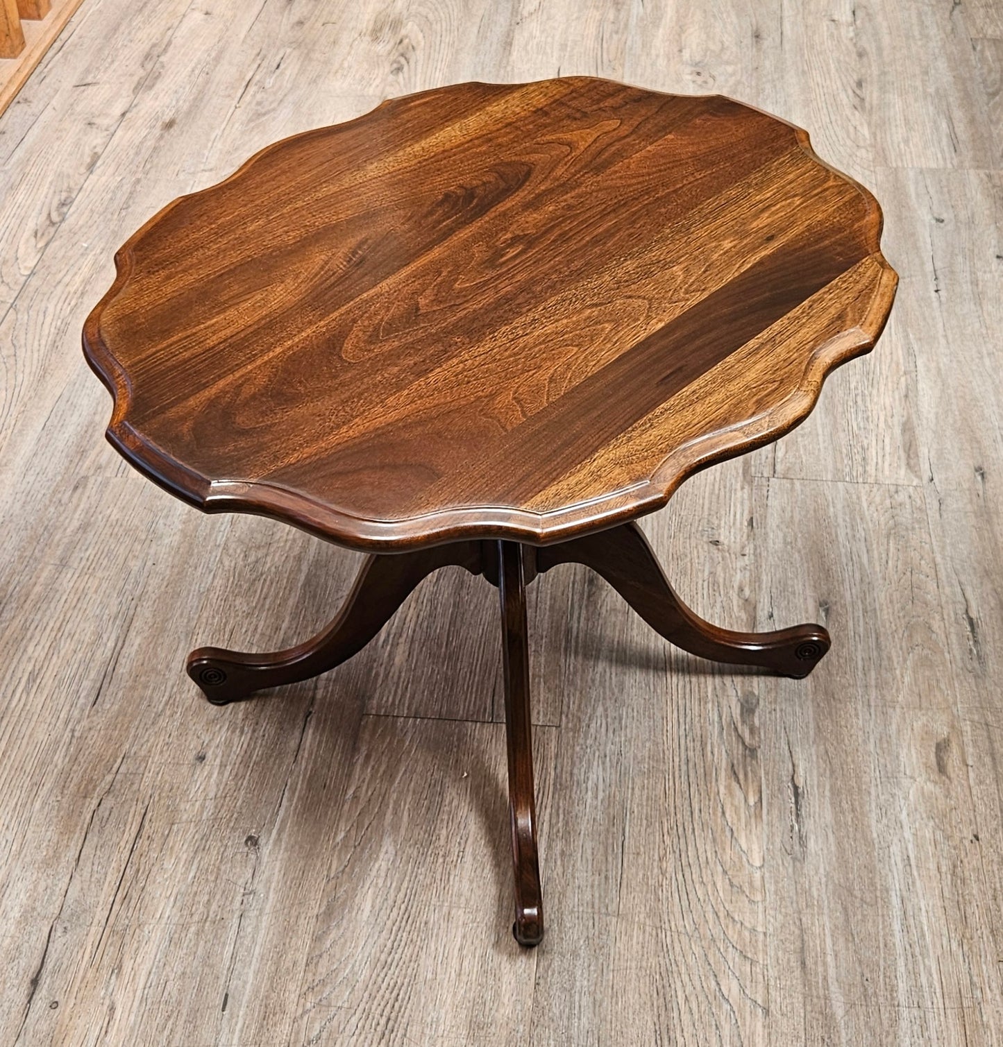 Oval scalloped coffee table, 4 legs