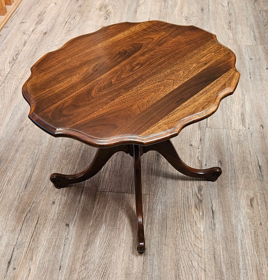 Oval scalloped coffee table, 4 legs