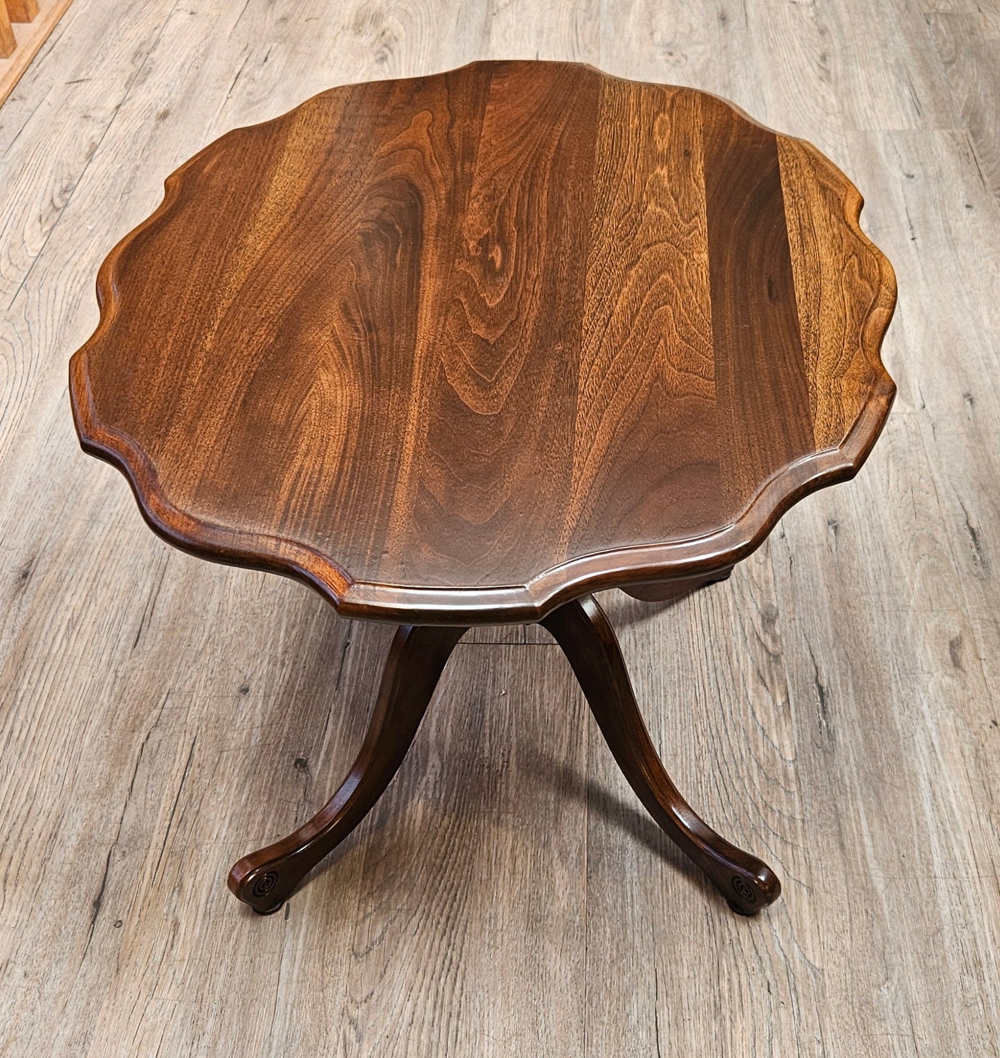 Oval scalloped coffee table, 4 legs