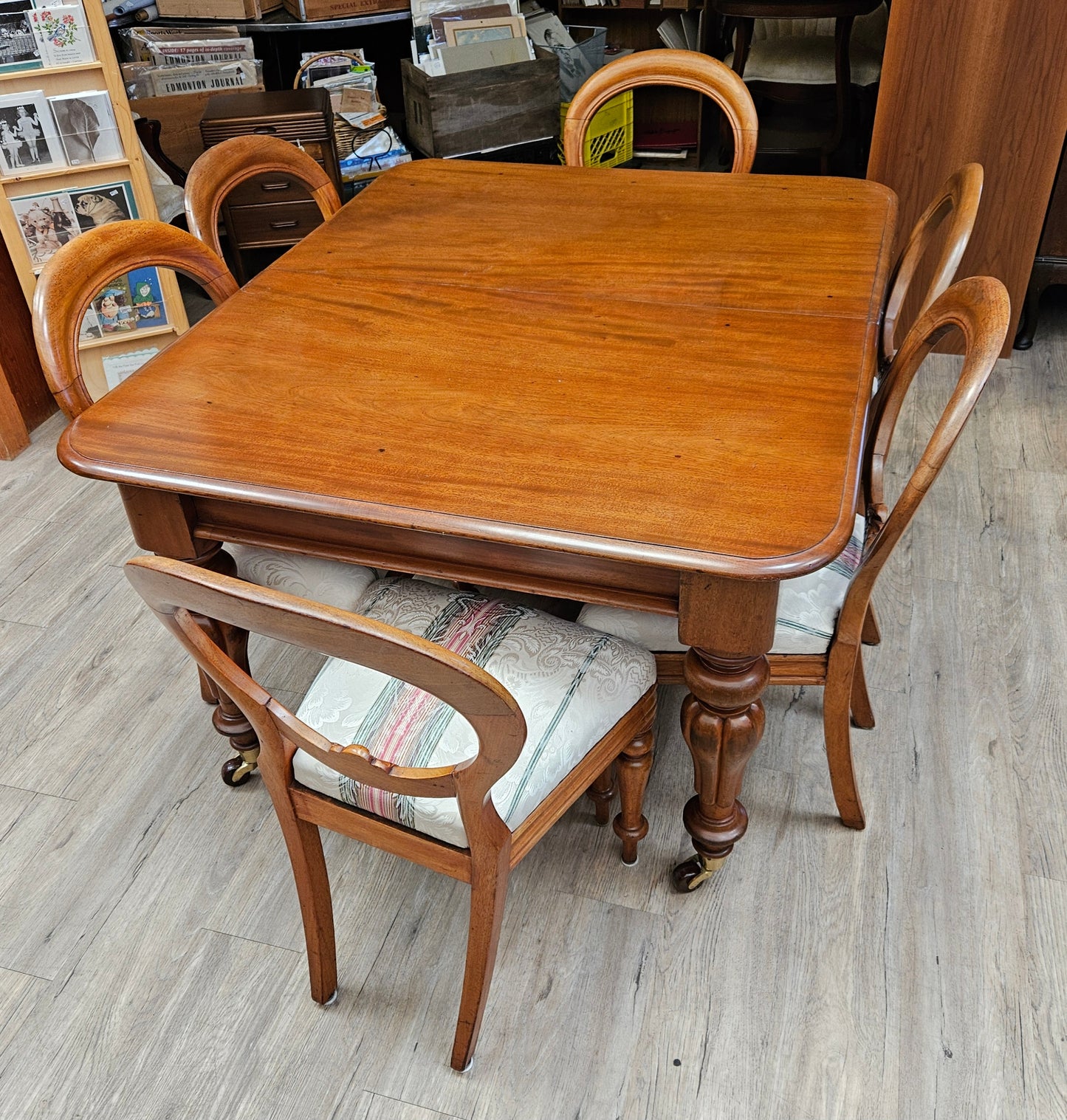 Victorian mahogany dining table with 3 leaves, 6 chairs