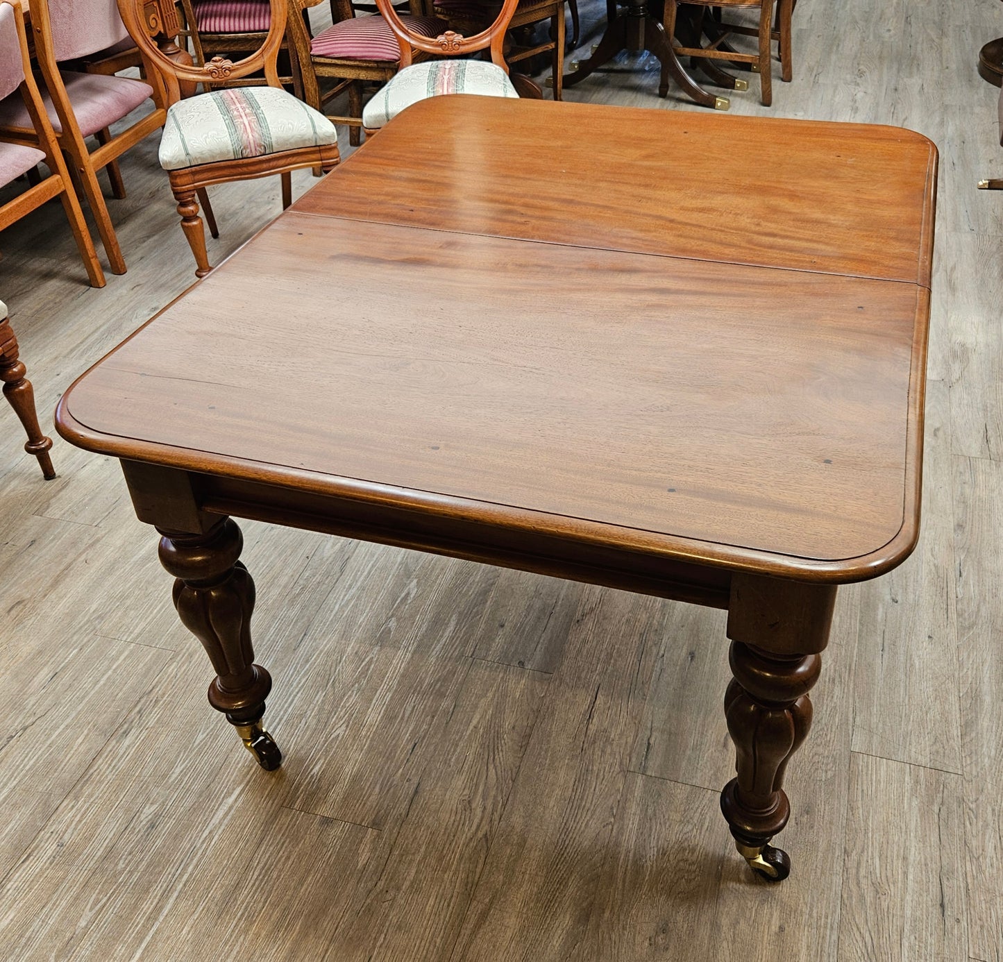 Victorian mahogany dining table with 3 leaves, 6 chairs