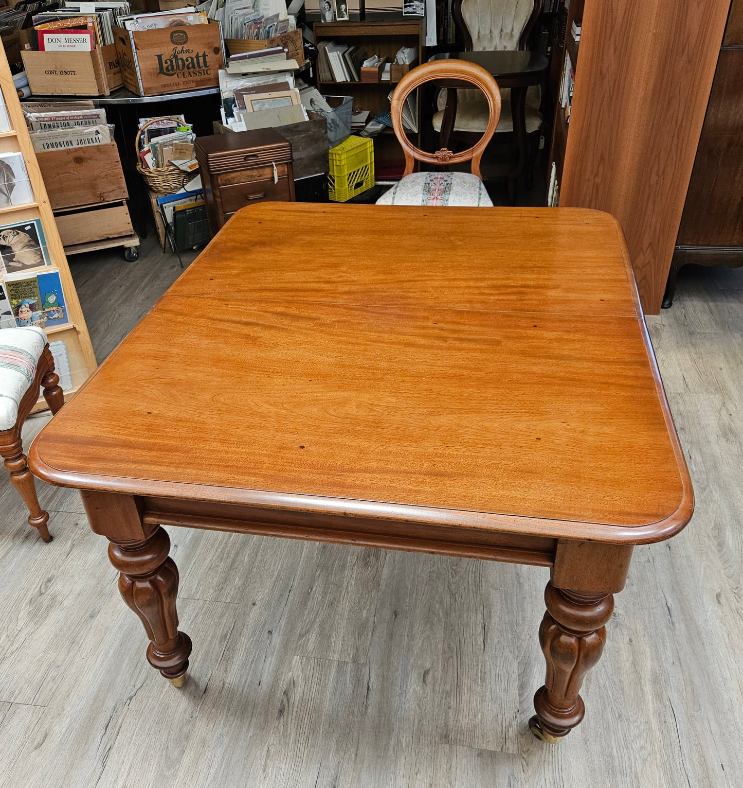 Victorian mahogany dining table with 3 leaves, 6 chairs