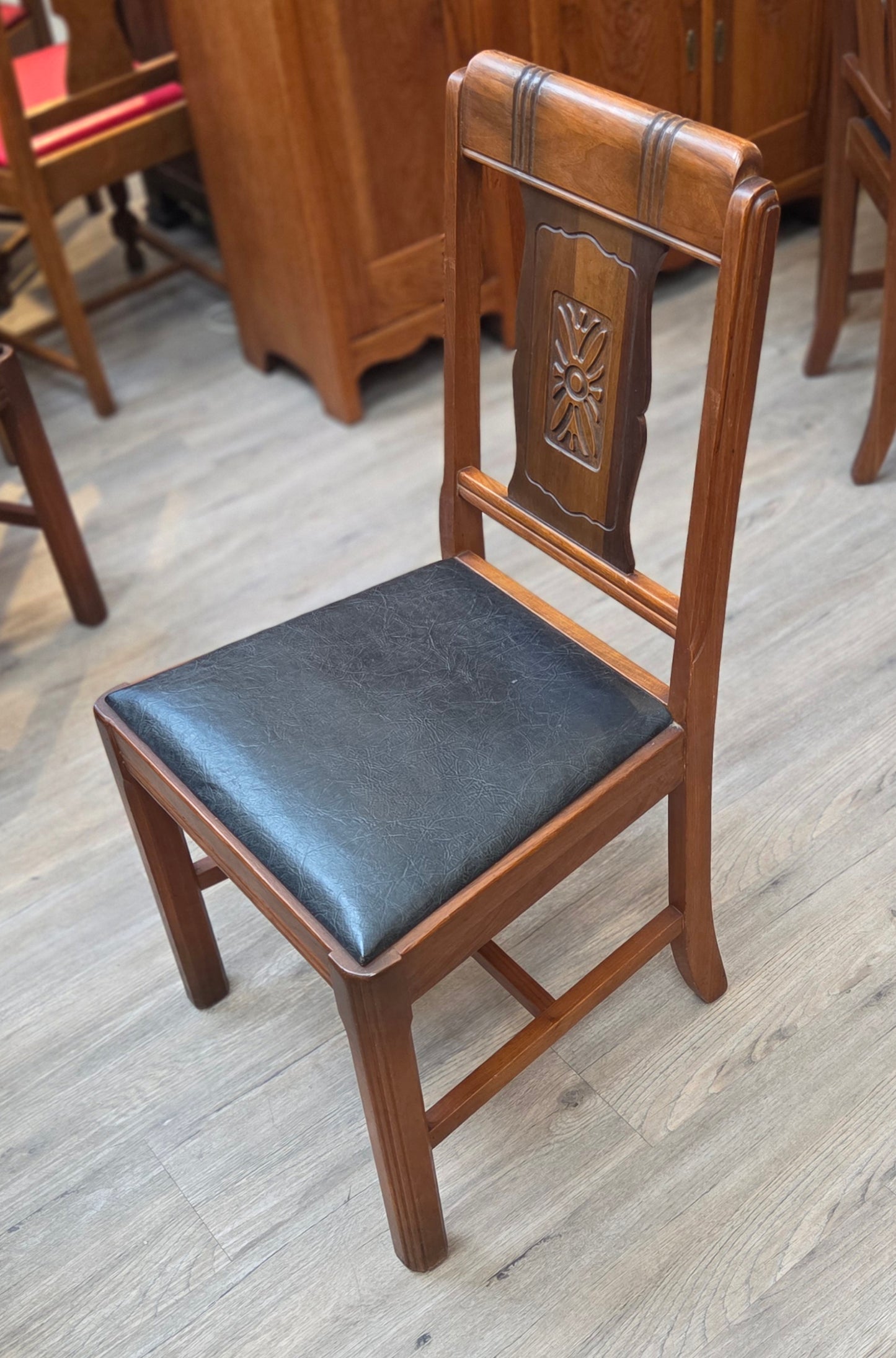Walnut butterfly leaf table with 4 chairs