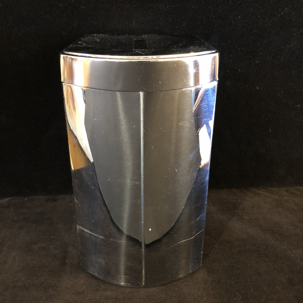 Vintage Kromex kitchen canister from the 1950s or 1960s.
We have two: “FLOUR” or “SUGAR”. Please indicate which you would like.
Good vintage condition with some age related wear.
8.75” high
5” wide
6.25” deep
SK69291
Ibon Antiques
10423 79 Avenue in Edmonton's Old Strathcona neighbourhood.
780 757 6777