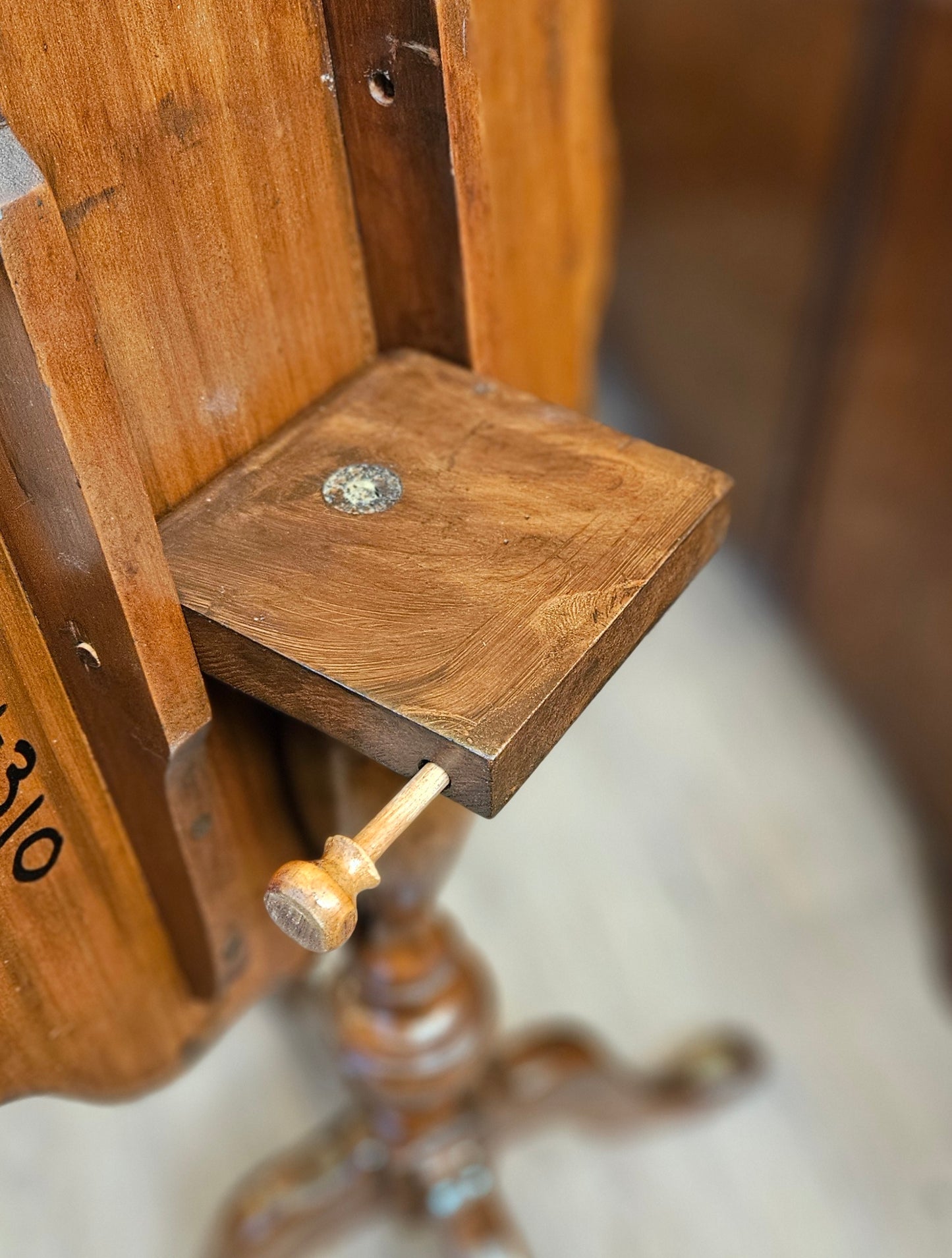 Oval tilt-top side table