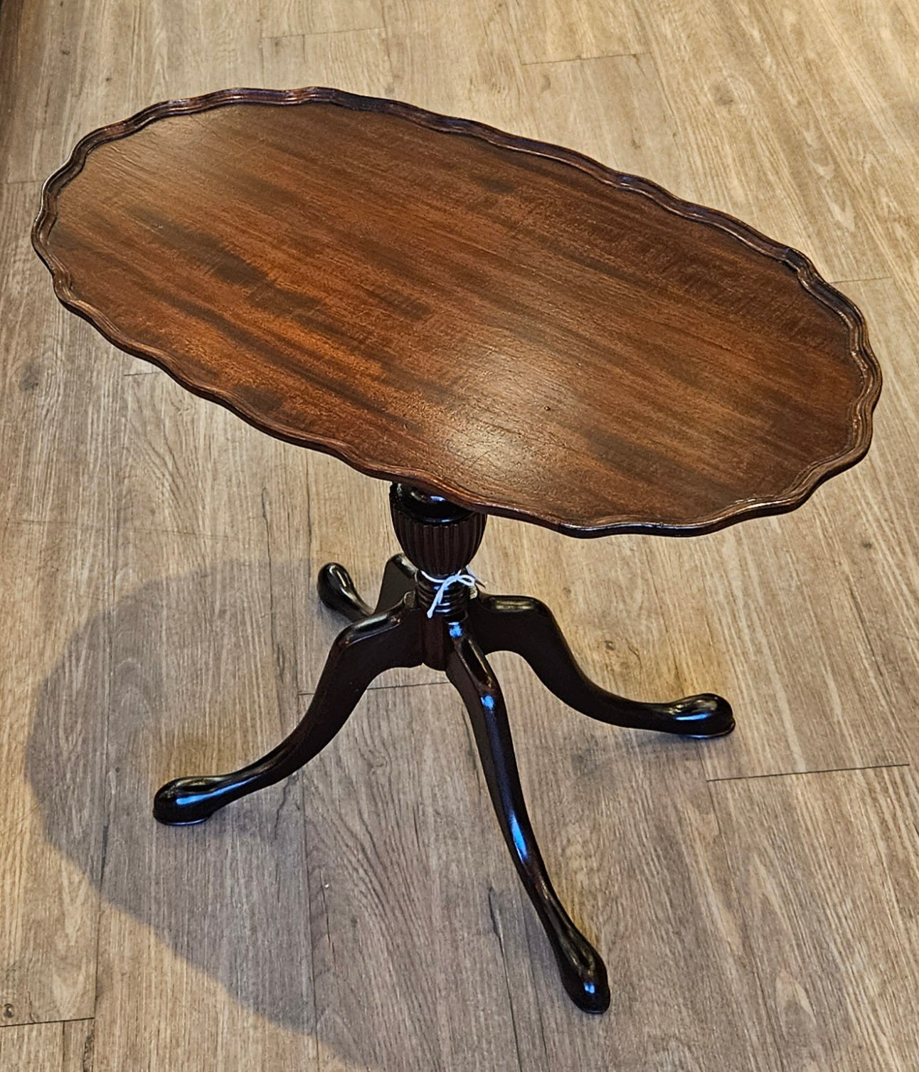 Tilt-top side table, scalloped edges