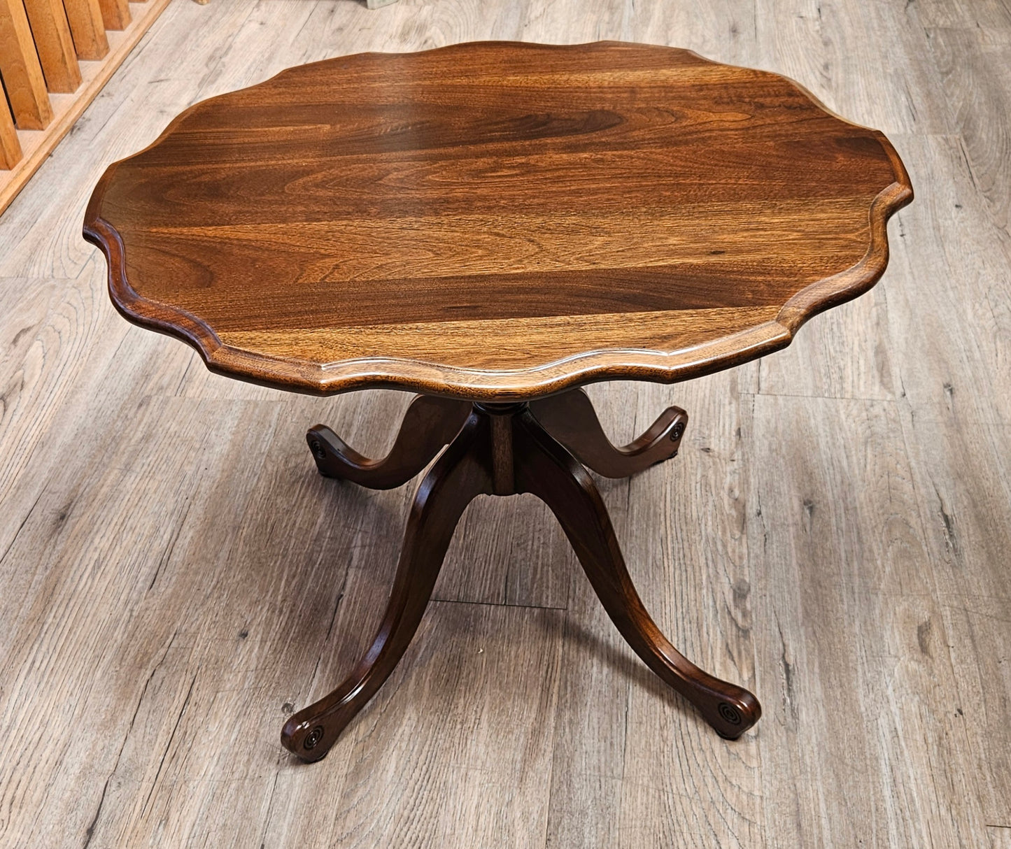 Oval scalloped coffee table, 4 legs