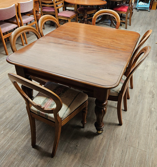 Victorian mahogany dining table with 3 leaves, 6 chairs