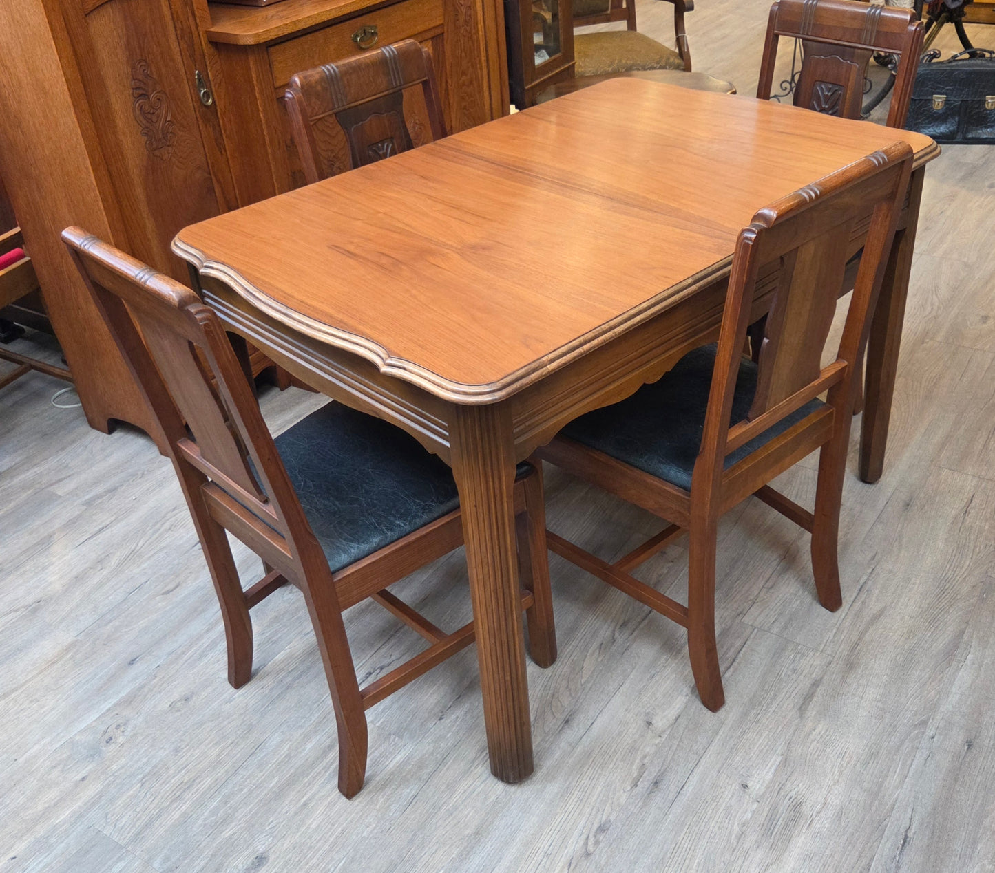 Walnut butterfly leaf table with 4 chairs