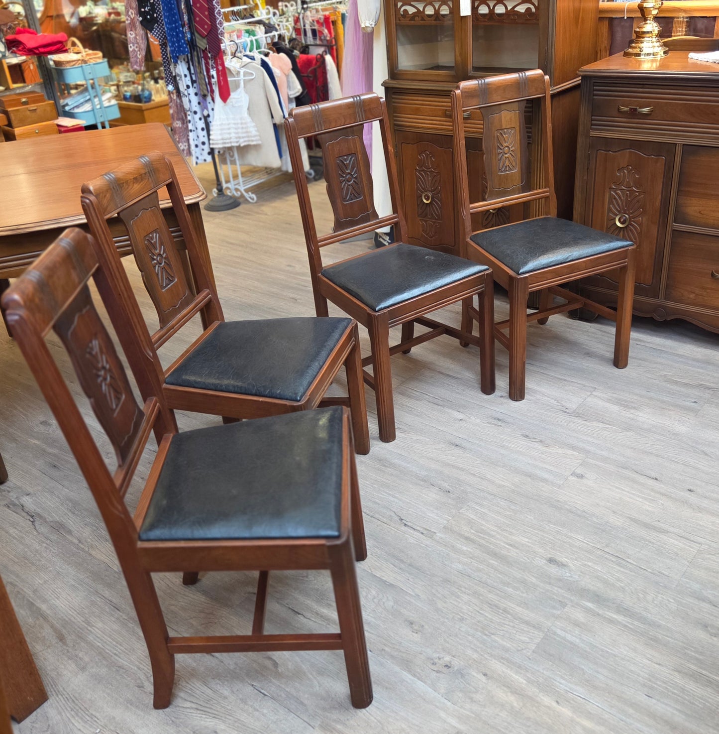 Walnut butterfly leaf table with 4 chairs