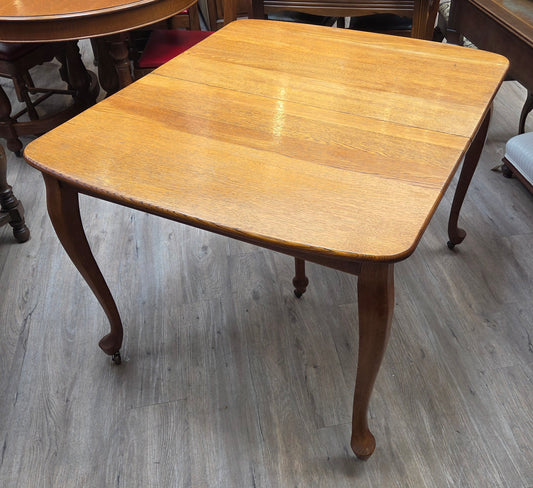 Golden oak dining table with 2 leaves, centre support legs