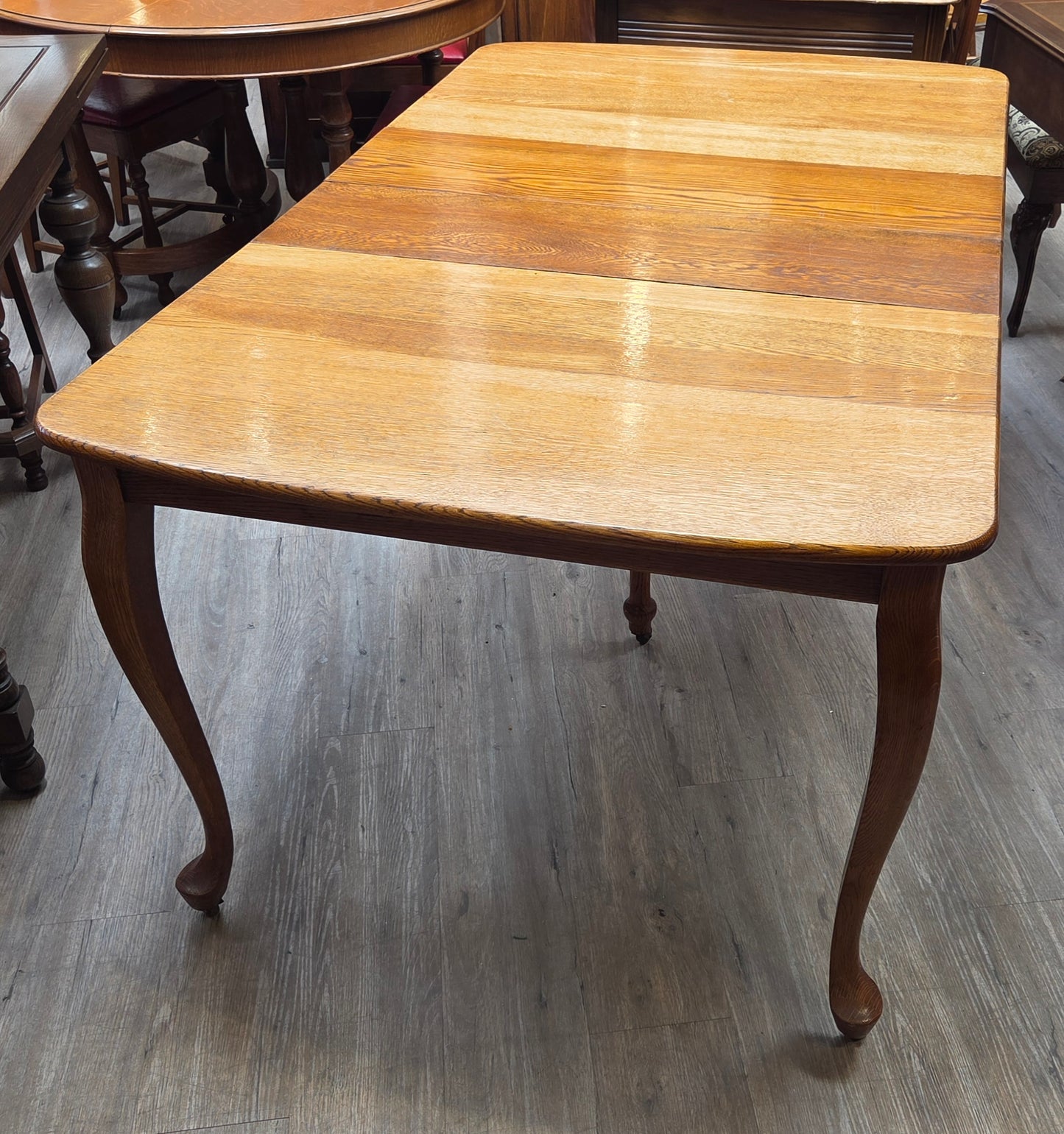 Golden oak dining table with 2 leaves, centre support legs