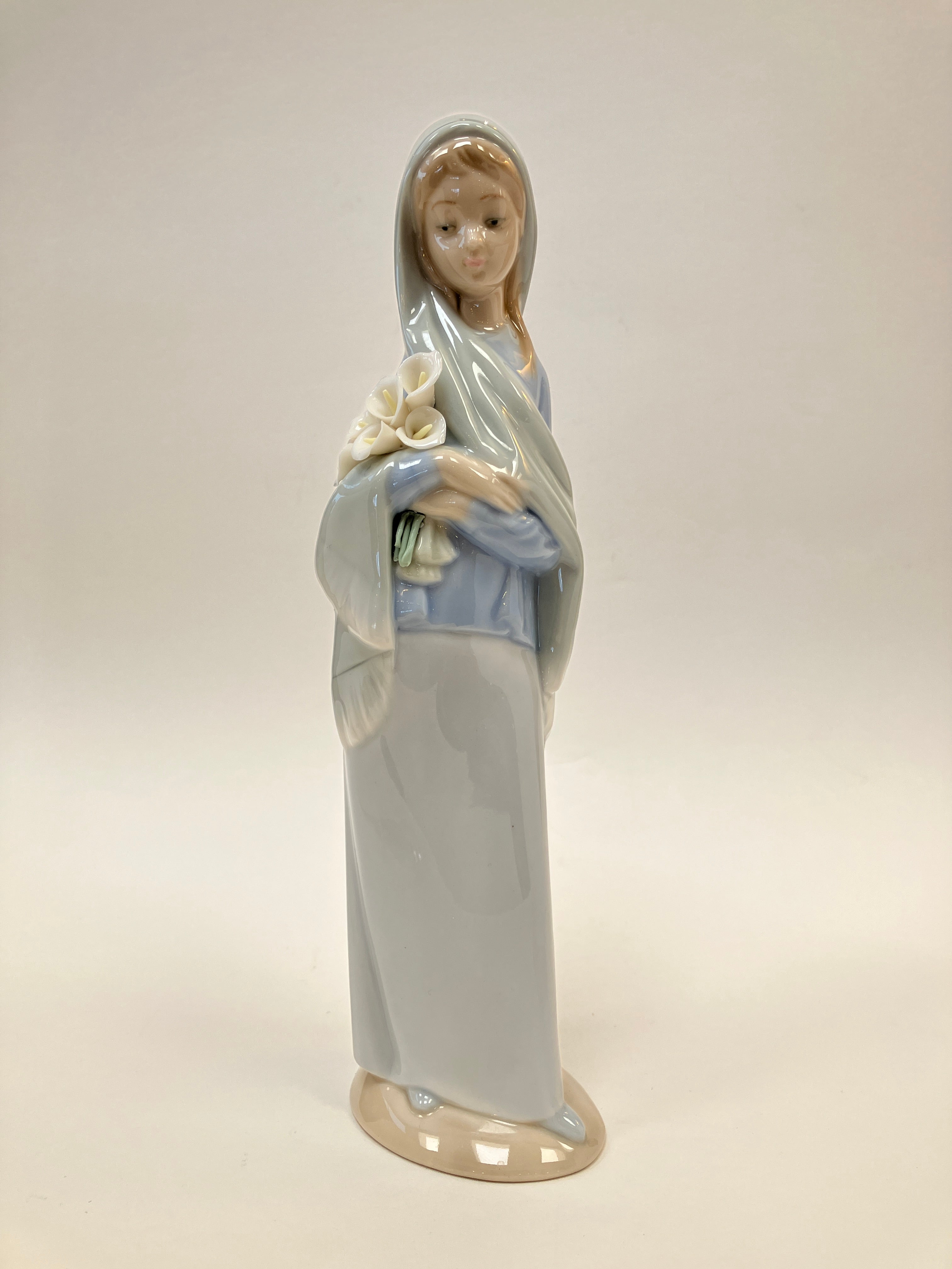 DAISA, Lladro, Girl with Flowers, 4650, Vicente Martinez, Porcelain 