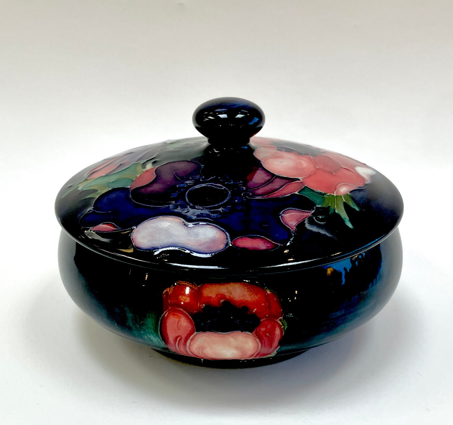 Moorcroft, Anemone, Covered Bowl, Knobbed Lid, Red Pink on Green Cobalt Blue, 1940s, Trinket Bowl