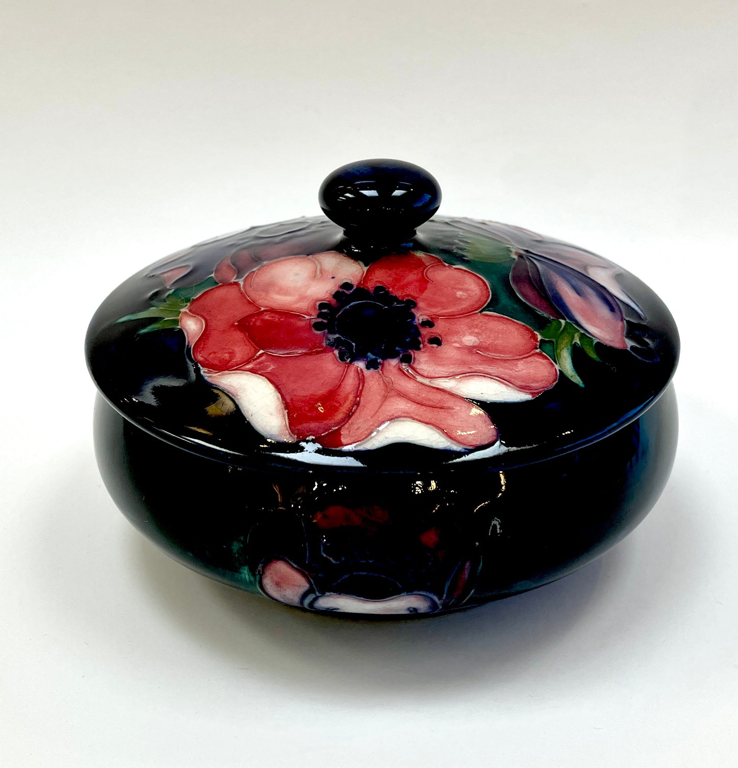 Moorcroft, Anemone, Covered Bowl, Knobbed Lid, Red Pink on Green Cobalt Blue, 1940s, Trinket Bowl