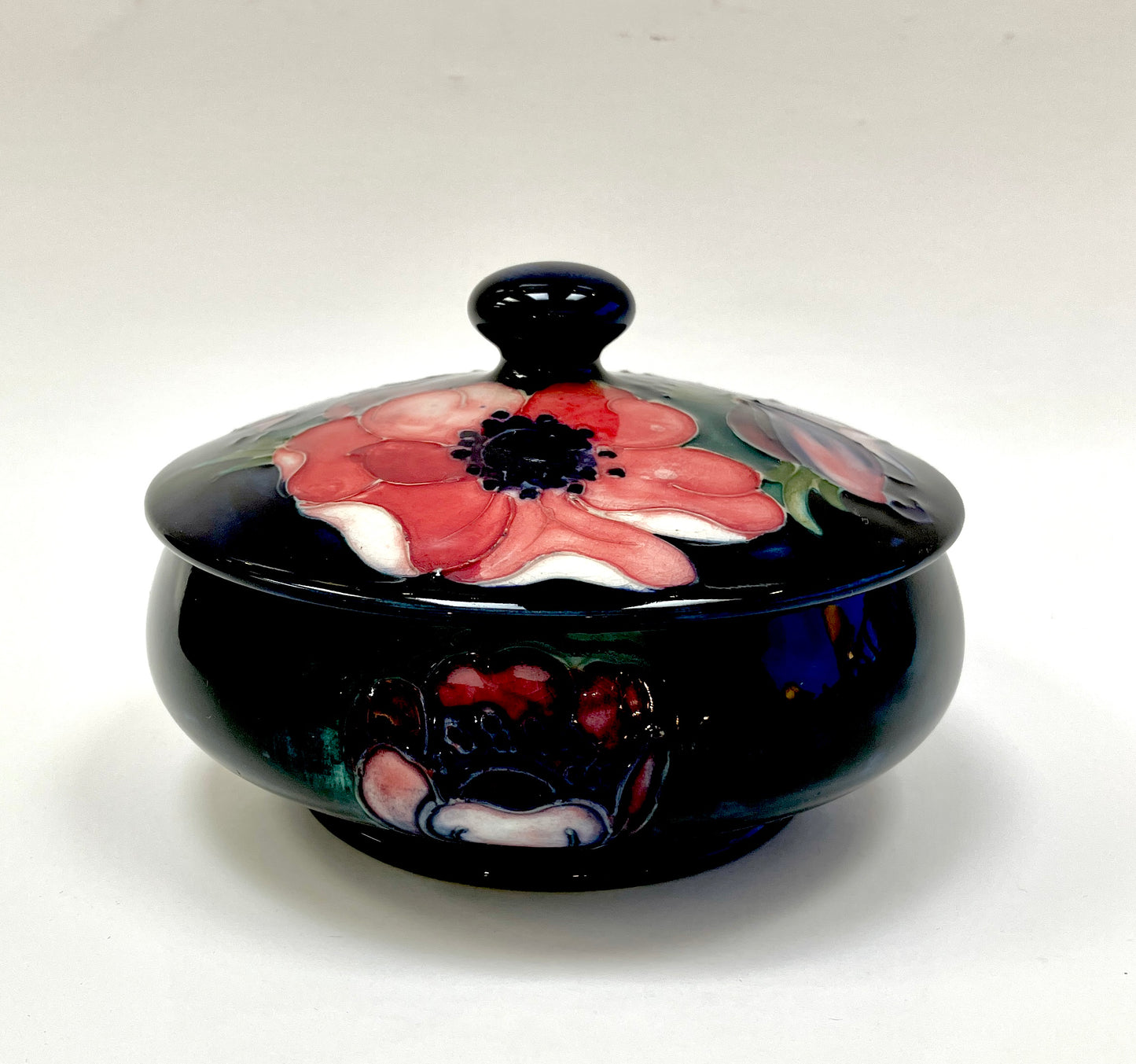 Moorcroft, Anemone, Covered Bowl, Knobbed Lid, Red Pink on Green Cobalt Blue, 1940s, Trinket Bowl