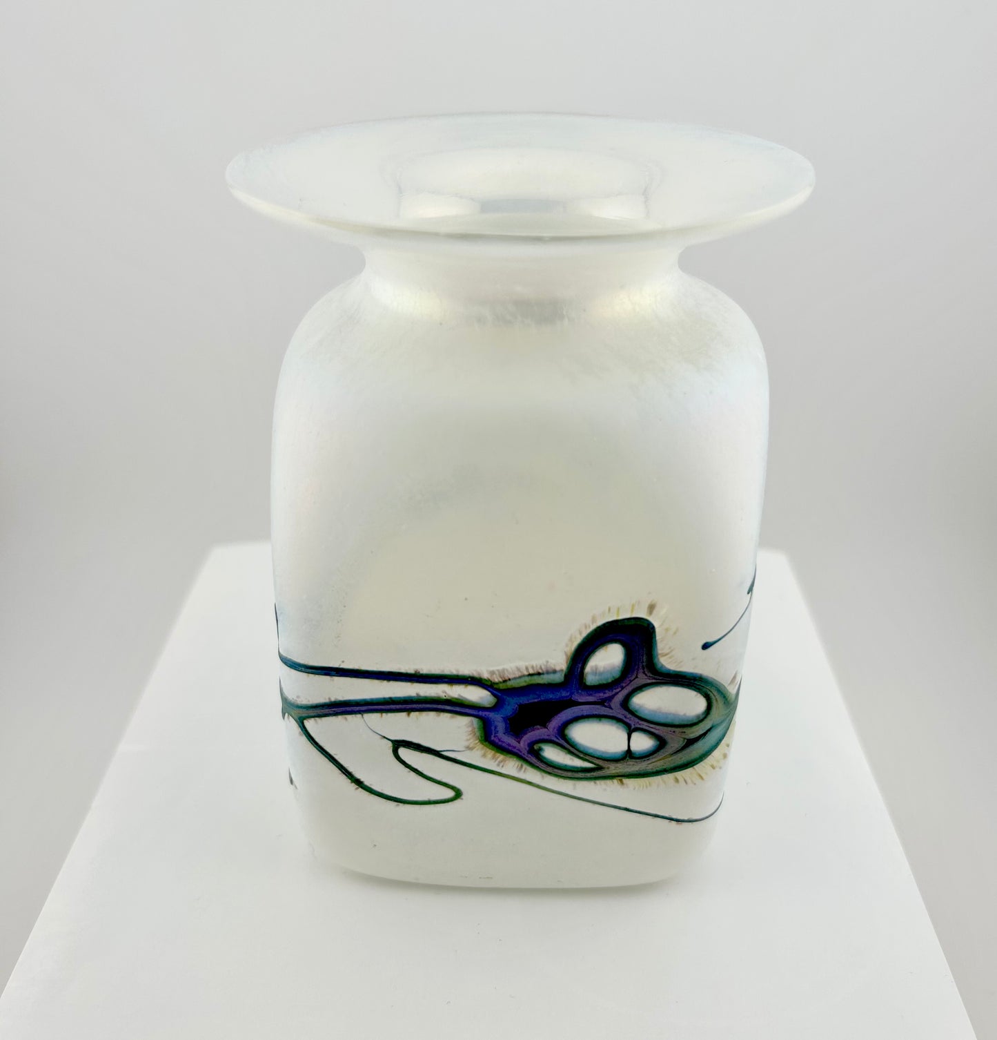 ROBERT HELD VASE WHITE GLASS