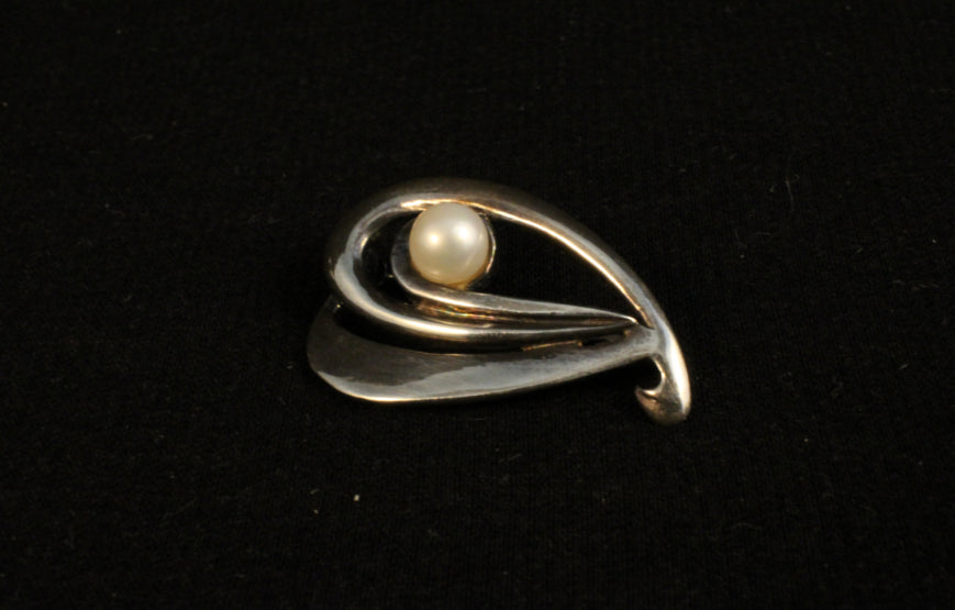 Sterling Silver Brooch with Genuine Pearl